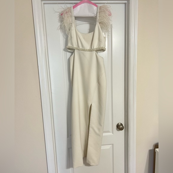 Taliah Gown in White - Picture 5 of 6